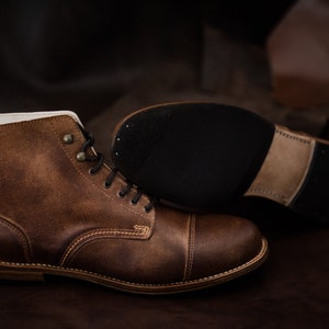 Botas de hombre 100% de cuero hechas a mano Botas y zapatos casuales elegantes hombres Marrón Vintage alta calidad Motocicleta imagen 2