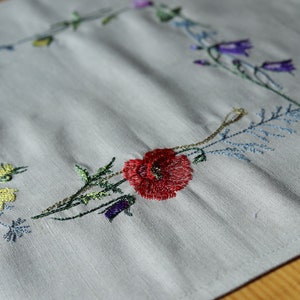 Embroidered meadow flowers napkin, Embroidered linen table runner, Spring floral embroidery table runner, Cloth napkins set of 2, 3, 4, 6, 8 zdjęcie 2