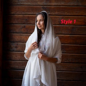 Puede incluir: Una mujer con un vestido y un velo de lino blanco, adornados con encaje. El atuendo tiene un dise&ntilde;o fluido y modesto. El texto "Style 1" es visible en la imagen.