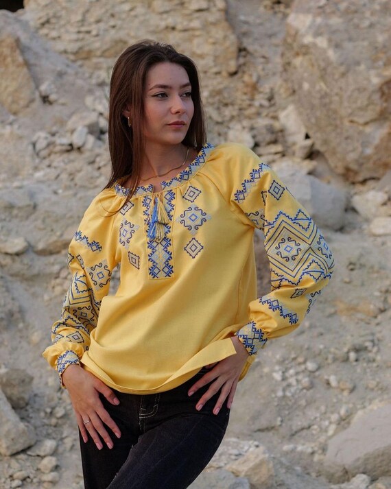 Camisa amplia y bordada sale