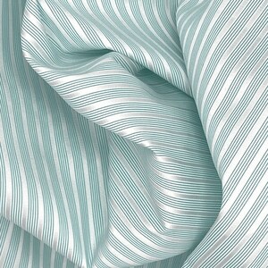 Puede incluir: Primer plano de una tela blanca con finas rayas azul verdosas. La tela est&aacute; doblada y drapeada, creando un patr&oacute;n texturizado y ondulado.