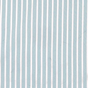 Puede incluir: Tela blanca con finas rayas azules claras espaciadas uniformemente. Una regla es visible en la parte inferior de la imagen, mostrando medidas en pulgadas.