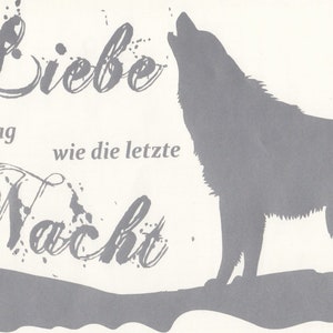 Puede incluir: Silueta gris de un lobo aullando sobre un fondo crema. El texto alemán "Liebe den Tag wie die letzte Nacht" está escrito en una fuente decorativa encima y debajo de la imagen del lobo.