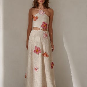 Abito lungo color crema all'uncinetto, con scollo all'americana e ritagli in vita, lavorato a mano, stile boho. immagine 1