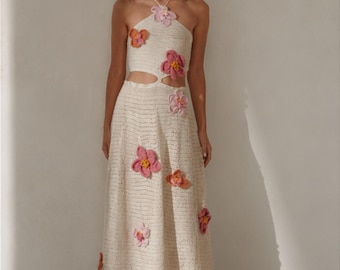 Abito lungo color crema all'uncinetto, con scollo all'americana e ritagli in vita, lavorato a mano, stile boho.