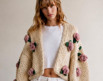 Cardigan a maglia grossa color crema beige con fiori di rosa lavorati all'uncinetto a mano.