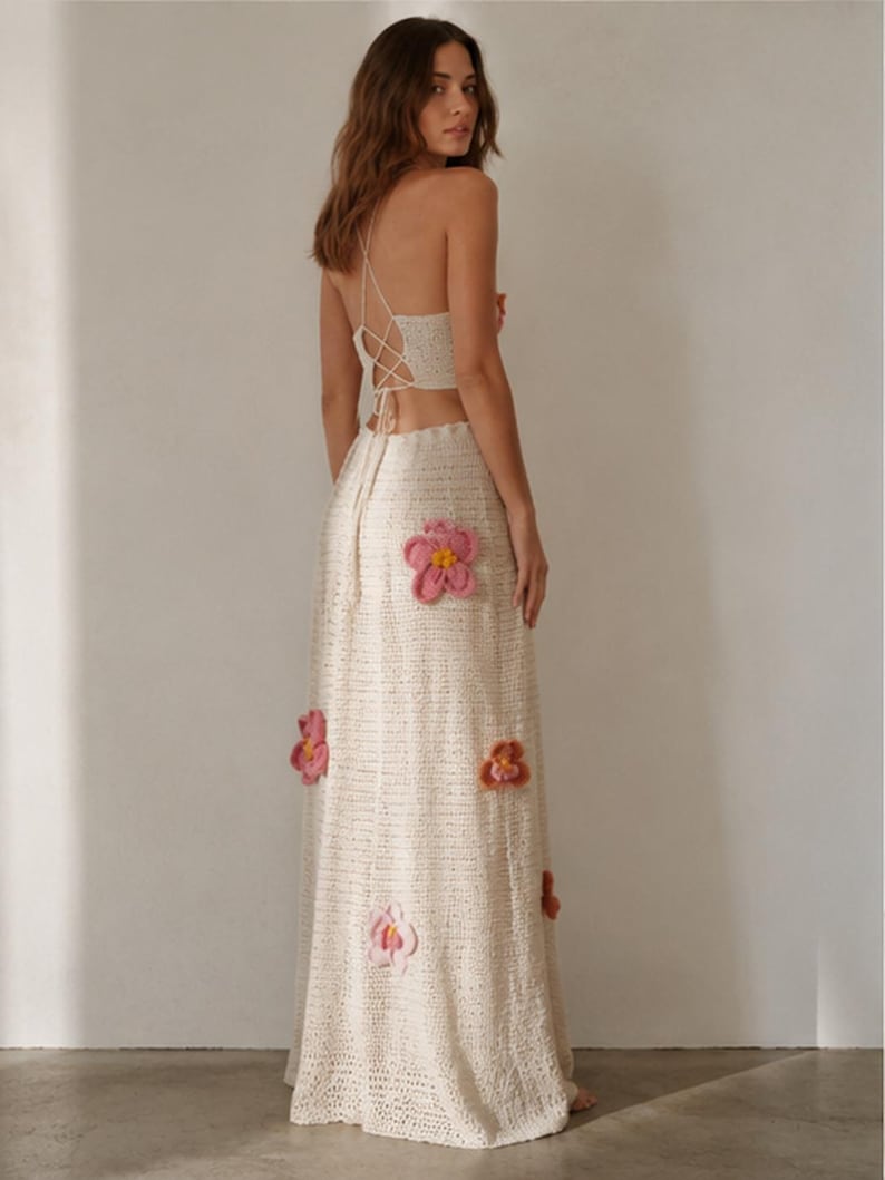 Abito lungo color crema all'uncinetto, con scollo all'americana e ritagli in vita, lavorato a mano, stile boho. immagine 3