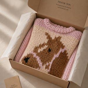 Maglione rosa con cavallo, lavorazione a maglia grossa intarsio, lavorato a mano, girocollo, oversize immagine 6