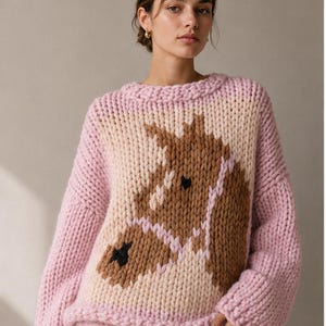 Maglione rosa con cavallo, lavorazione a maglia grossa intarsio, lavorato a mano, girocollo, oversize immagine 2