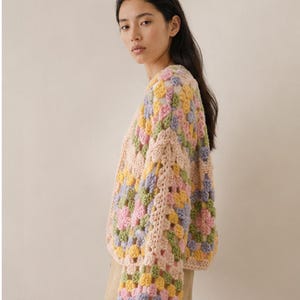 Pastel floral granny square cardigan crochet open front boho hand knit immagine 2