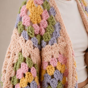 Pastel floral granny square cardigan crochet open front boho hand knit immagine 5