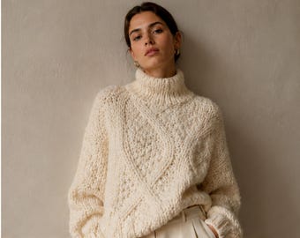 Maglione a collo alto a trecce color crema avorio, lavorato a mano, oversize