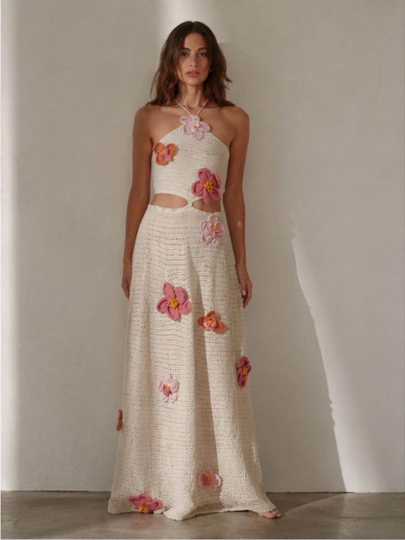 Abito lungo color crema all'uncinetto, con scollo all'americana e ritagli in vita, lavorato a mano, stile boho. immagine 1