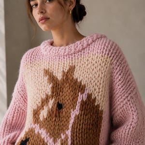Maglione rosa con cavallo, lavorazione a maglia grossa intarsio, lavorato a mano, girocollo, oversize immagine 3