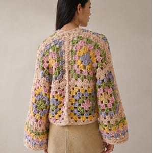 Pastel floral granny square cardigan crochet open front boho hand knit immagine 3