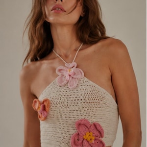 Abito lungo color crema all'uncinetto, con scollo all'americana e ritagli in vita, lavorato a mano, stile boho. immagine 2