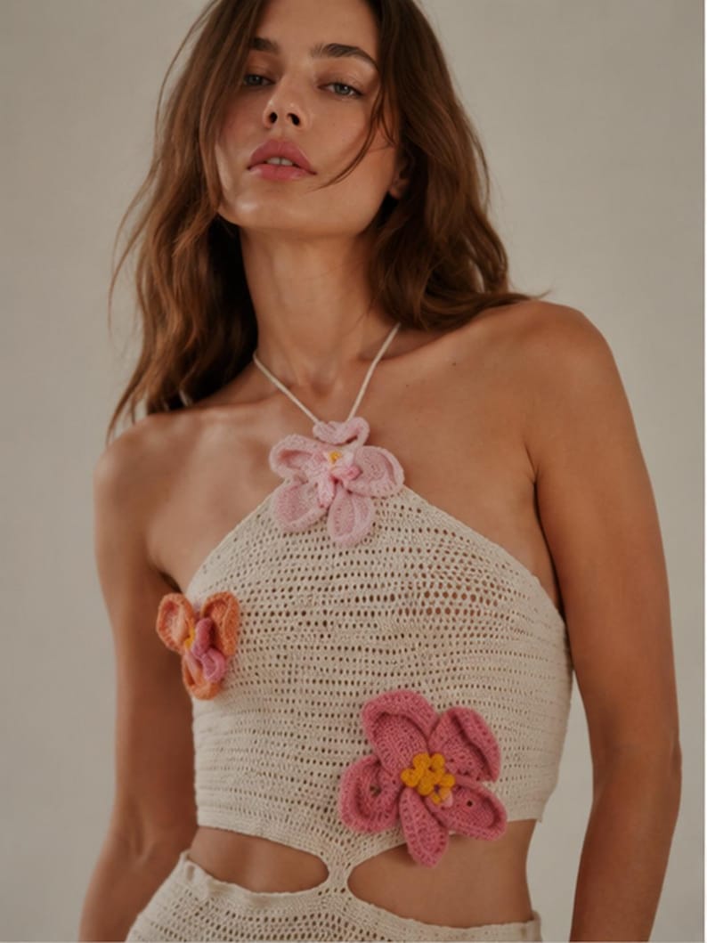 Abito lungo color crema all'uncinetto, con scollo all'americana e ritagli in vita, lavorato a mano, stile boho. immagine 2