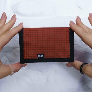 Cartera roja con compartimento para monedas, tarjetero y tarjeteros. Nailon reciclado con doble protección antidesgarro.