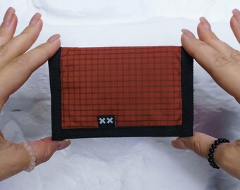 Cartera roja con compartimento para monedas, tarjetero y tarjeteros. Nailon reciclado con doble protección antidesgarro.