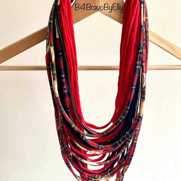 Collier écharpe en fil de tshirt noir et rouge