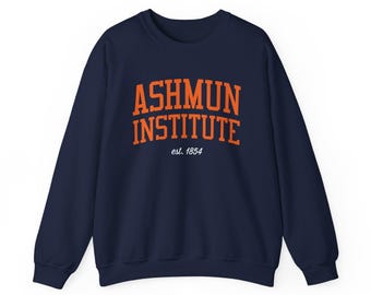 Puede incluir: Sudadera azul marino con la inscripción "ASHMUN INSTITUTE" en letras naranjas. Debajo, "est. 1854". La sudadera es de cuello redondo, ideal para un look informal.