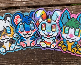 Op de afbeelding: Vier kleurrijke pixel art dierenfiguren gemaakt met Perler kralen. De figuren zijn een witte en bruine hond, een blauwe en roze kat, een blauwe en paarse kat met een regenboog en een blauwe en groene kat met een geel en groen patroon.