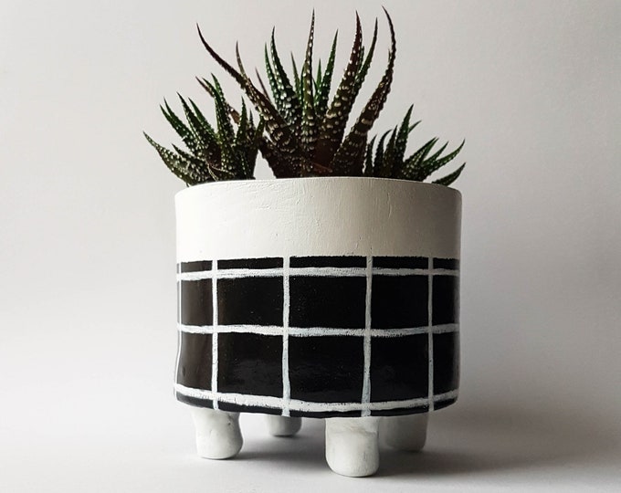 Planter with feet and drainage hole - Black & White grid design