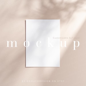 5x7 - A4 anpassbares Papier Mockup, Gobo light, Modernes neutrales Poster einfaches Mockup, minimalistische Grußkarte Vorlage, PSD Smart Objekt