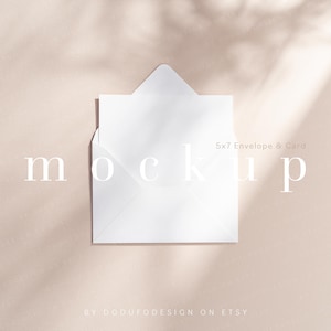 5 x 7 envelop en kaartmodel, gobolicht, moderne neutrale poster eenvoudig model, minimalistische wenskaartsjabloon, slim PSD-object
