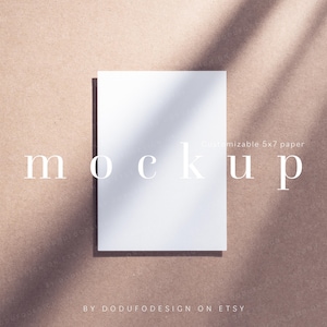5x7 - A4 anpassbares Papier Mockup, Gobo light, Modernes neutrales Poster einfaches Mockup, minimalistische Grußkarte Vorlage, PSD Smart Objekt