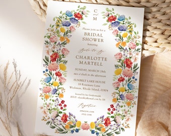 Könnte beinhalten: Eine florale Brautduscheinladung mit einem Aquarellkranz aus bunten Blumen, der den Text "Bride to Be Charlotte Martell" umgibt. Die Einladung enthält Datum, Uhrzeit, Ort und RSVP-Informationen.