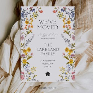 Puede incluir: Anuncio de mudanza con marco floral, con el texto "WE'VE MOVED" y "The Lakeland Family". El anuncio incluye la nueva dirección y un icono de casa, rodeado de flores amarillas, rosas y azules.