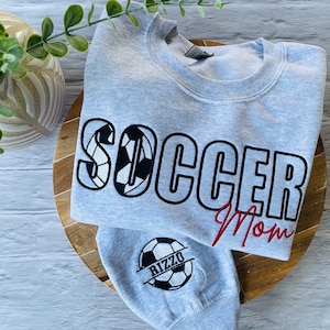 Sudadera de mamá futbolera / Sudadera de mamá bordada / Camiseta de mamá futbolera / Sudadera de fútbol personalizada / Sudadera con capucha de fútbol