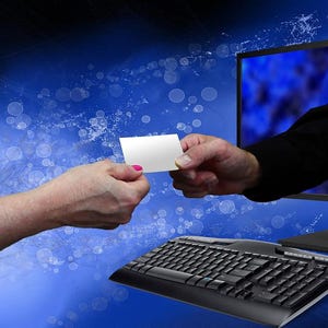 Könnte beinhalten: Eine Hand ragt aus einem Computerbildschirm heraus und hält eine leere weiße Karte in Richtung einer Hand, die von der linken Seite des Bildes kommt.