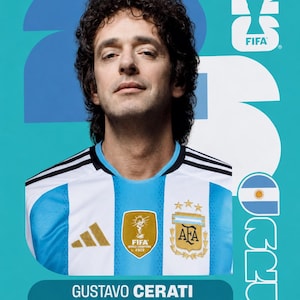 Puede incluir: Una pegatina Panini con Gustavo Cerati con una camiseta de fútbol de Argentina. La camiseta es celeste y blanca con los logos de la AFA y FIFA World Champions 2022. La pegatina incluye su fecha de nacimiento, altura (1,80 m) y peso (75 kg).