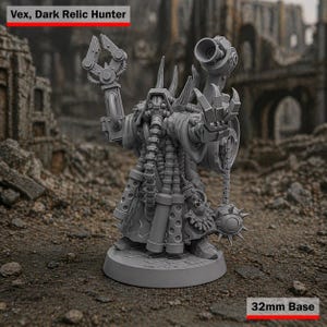 Könnte beinhalten: Graue Miniaturfigur von Vex, Dark Relic Hunter, mit mechanischen Armen und einem Flegel. Die Figur hat ein detailliertes Design, einschließlich Rohren, Stacheln und einer 32-mm-Basis. Der Hintergrund zeigt eine Ruinenstruktur.