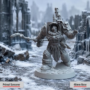 Op de afbeelding: Een grijs miniatuurfiguur van een Primal Sorcerer op een 40mm voetstuk. Het personage draagt zware bepantsering versierd met schedels, stekels en een maliënkolder lendendoek. De ene hand houdt een gebogen staf vast, de andere is open. Een monocle bedekt één oog.