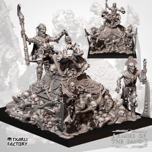 Może przedstawiać: Miniaturowa postać szkieletu z laską i czaszką na głowie stoi na stercie czaszek i kości. Postać ma na sobie szatę i zbroję. Postać jest częścią zestawu miniaturek do gry planszowej.