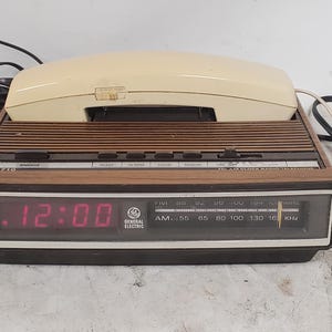 Radiosveglia/telefono combinato FM/AM General Electric 7-4710A d'epoca