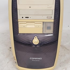 Ordenador de juegos antiguo Compaq Presario 5000 Celeron 800MHz sin disco duro. Problema de carcasa.