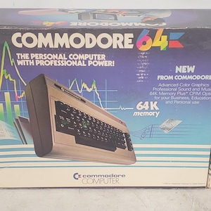 Ordenador personal Commodore 64 antiguo, modelo Halt & Catch Fire (HACF), solo caja de utilería.
