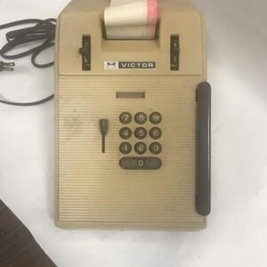 Vintage Victor 78254 10 Key Adding Machine. Power tested