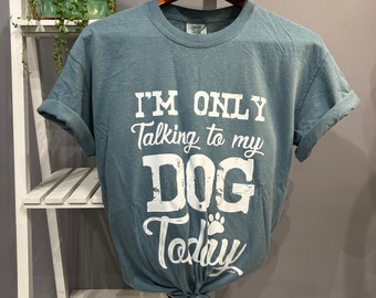Ich bin nur im Gespräch mit meinem Hund heute Tshirt