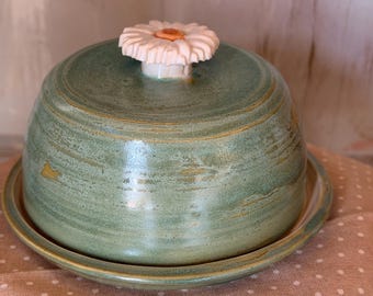 Mantequera de cerámica hecha a mano con asa en forma de margarita