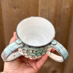 Handskuren keramisk mugg med 120 graders handtag – Turkosblå glasyr