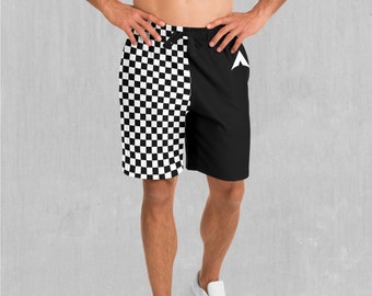 Könnte beinhalten: Schwarz-weiß karierte Shorts mit einem schwarzen Panel auf der rechten Seite. Die Shorts haben einen Kordelzugbund und ein weißes Logo auf der rechten Seite.