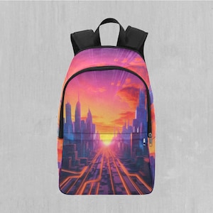Puede incluir: Una mochila negra con un diseño de ciudad y puesta de sol. La ciudad está silueteada contra una puesta de sol naranja y rosa brillante. La mochila tiene una cremallera y correas ajustables.