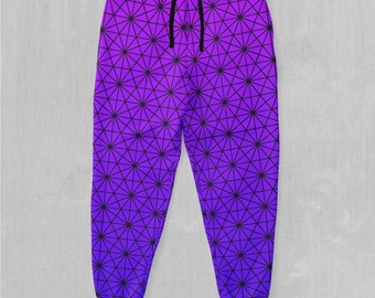 Könnte beinhalten: Lila und blaue Jogginghose mit geometrischem Muster. Die Jogginghose hat einen schwarzen Kordelzug.