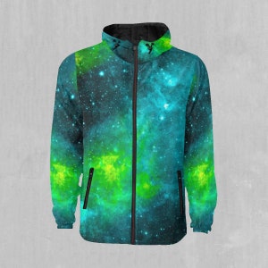 Può includere: Una giacca con cappuccio verde e blu con stampa galattica. La giacca ha una chiusura a zip e due tasche.