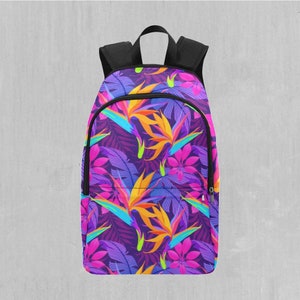 Könnte beinhalten: Ein lila, rosa, orange und grüner Blumenrucksack mit schwarzem Reißverschluss und Trägern.